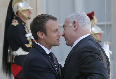 Macron confirme sa soumission au sionisme international et fait l\'amalgame